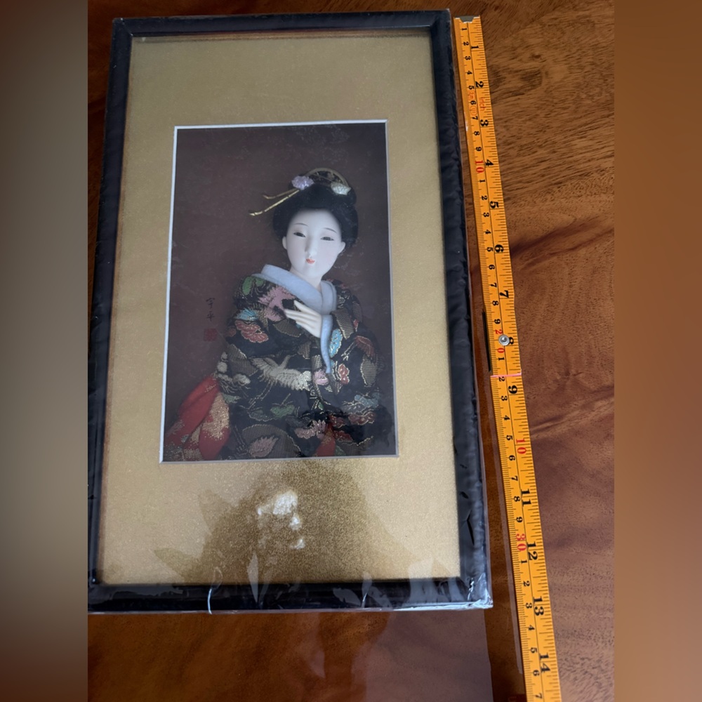 Framed Geisha Art with Gold Background vintage but never used- revived as gift - Picture 8 of 9